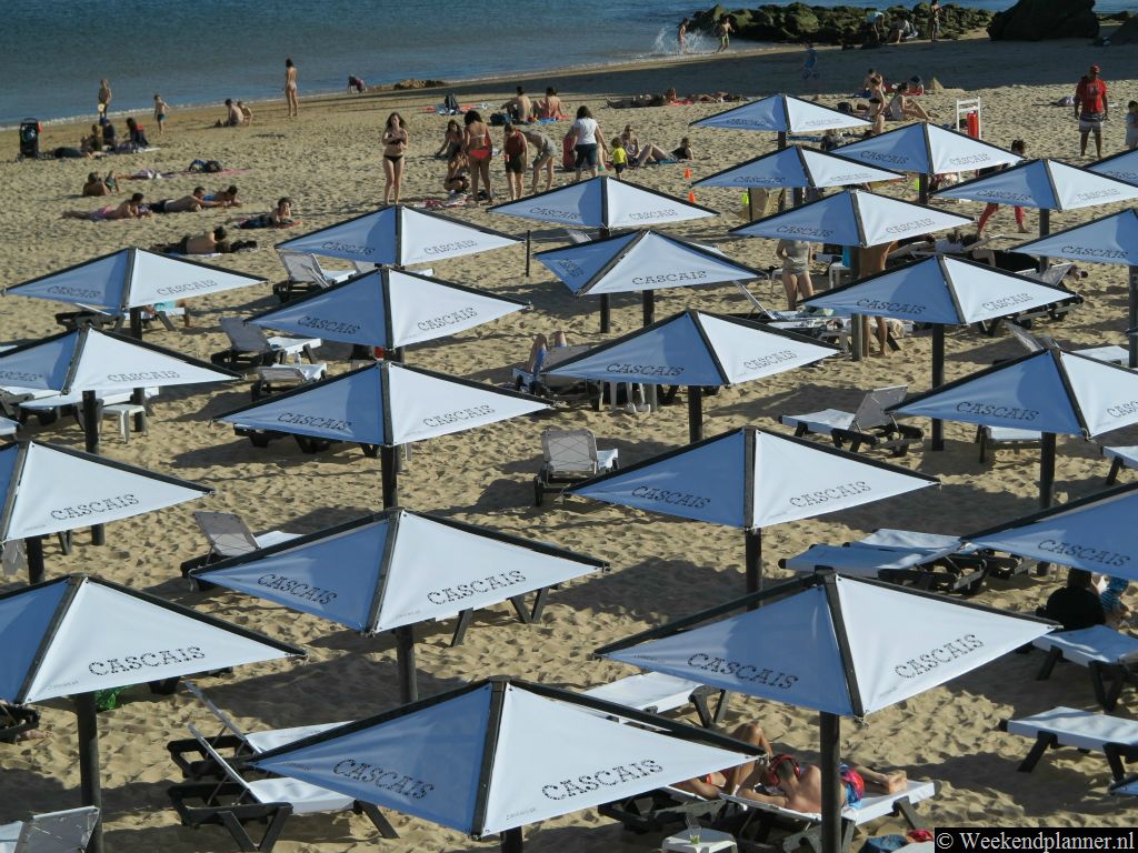 Op de stranden tussen Cascais en de badplaats Estoril kun je een parasol met ligstoelen huren. Je mag natuurlijk gratis op het strand zitten als je geen ligstoel nodig hebt.Tip: De badplaatsen tussen Cascais en Lissabon.